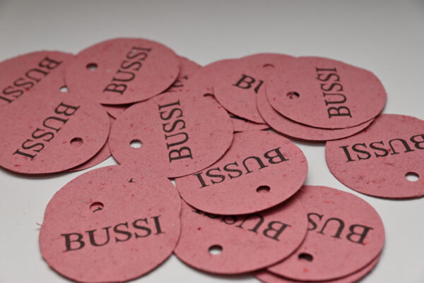 Rot-Rosa Etiketten "Bussi"